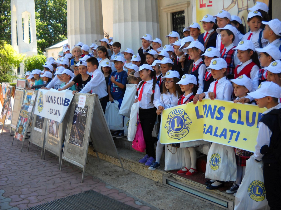 Clubul Lions a dus copiii din Lieşti la teatru