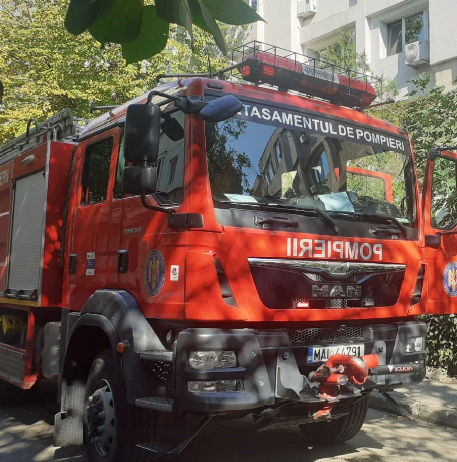 Incendiu violent într-un bloc din Galați. O lumânare a distrus o casă (VIDEO)