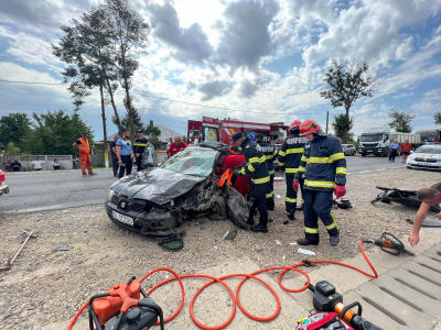 Două persoane au fost rănite grav după ce o mașină a intrat în roata unui autocamion (FOTO și VIDEO)