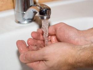 Bucureştenii cu venituri sub 400 lei pot cere scutirea de la plata apei şi canalizării