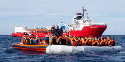 Zeci de migranți, salvați pe mare de Ocean Viking