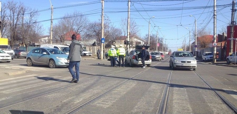 Doi PASAGERI dintr-un TAXI au fost RĂNIŢI într-o neacordare de prioritate