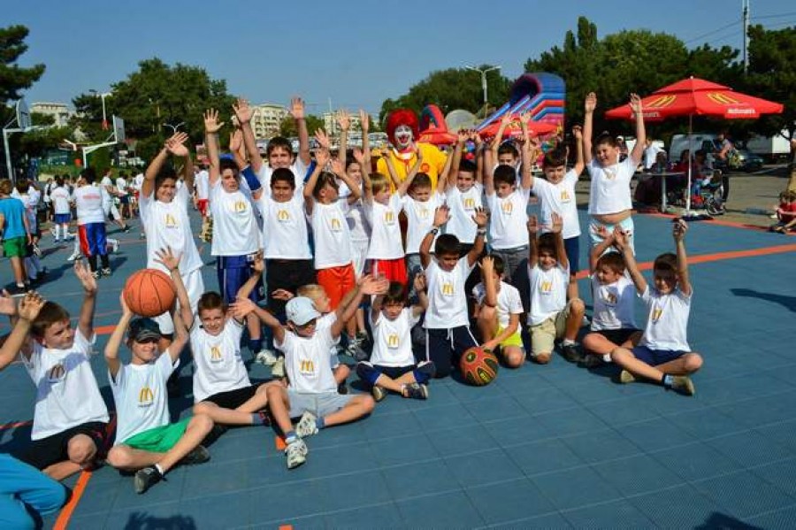 Phoenix invită copii la Streetball pe platoul de la Mc Donald’s