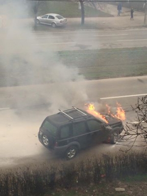 Maşină cuprinsă de flăcări din cauza scurgerilor de combustibil