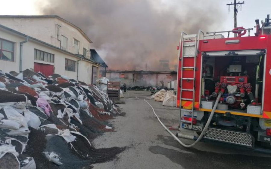 Incendiu violent la un depozit de mase plastice din Buzău