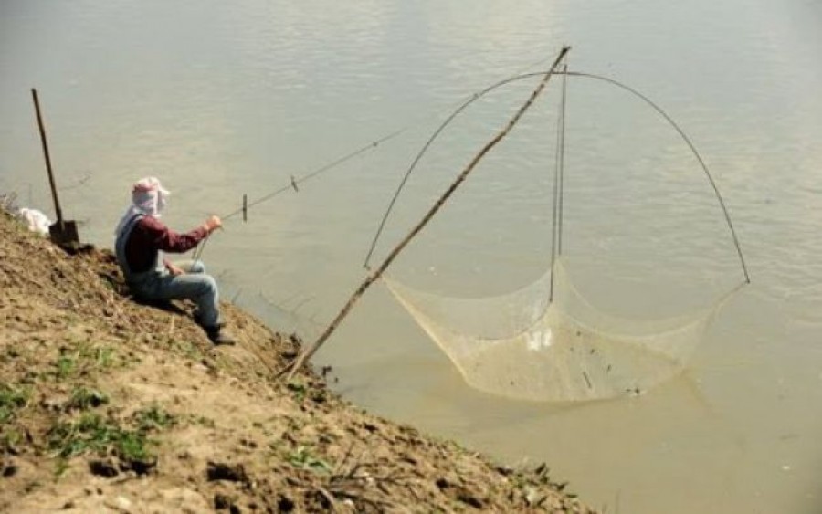 Trei PESCARI prinşi cu plase comerciale pe Siret au ajuns la POLIŢIE