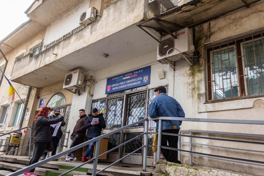 Funcționară de la Buletine, acuzată că „înmatricula” moldoveni pe bani