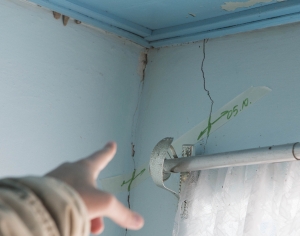 Localnicii din Izvoarele susţin că au REÎNCEPUT CUTREMURELE