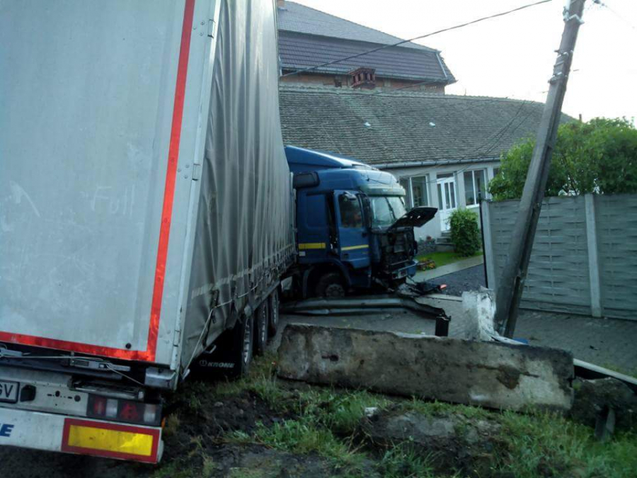Un localnic din Braniștea s-a trezit cu un tir în casă