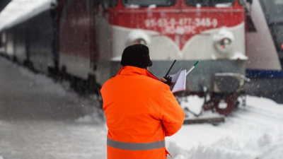 Călători blocați, de peste șase ore, în trenuri fără căldură și fără curent. Așteptând locomotiva care nu mai vine