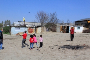 Zeci de suflete încercate de viaţă. FAMILII UITATE în ”Livada de Nuci”