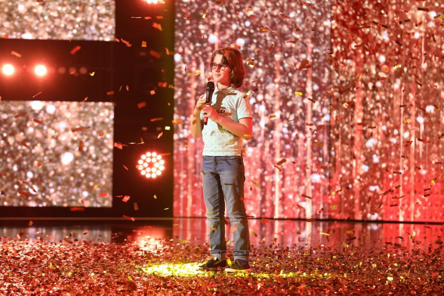 UPDATE. Gălăţeanul Filip Cioc, semifinalist la „Românii au talent”: „Dacă aţi primit darul meu de a cânta pentru voi, vă rog să mă votaţi!”