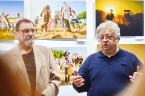 Iniţiatorul expoziţiei, fotograful de artă (şi niţel paparazzi) Cornel Gingăraşu (dreapta), depănând povestile internaţionale