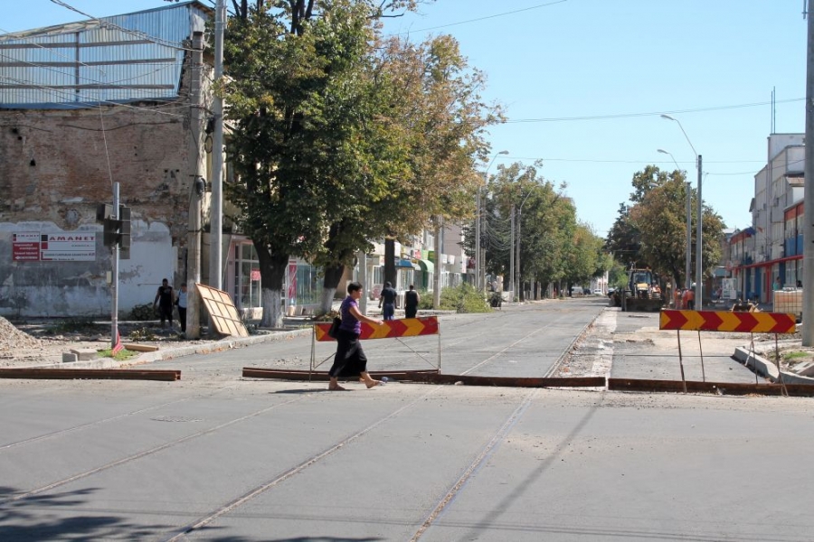 FOTO/ Cât se mai prelungesc lucrările pe strada Traian. Restricţia de trafic continuă