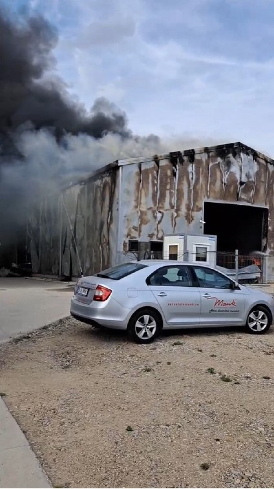 UPDATE: Incendiu la Şendreni. Dezastru după ce o hală a luat foc de la un scurtcircuit (video)
