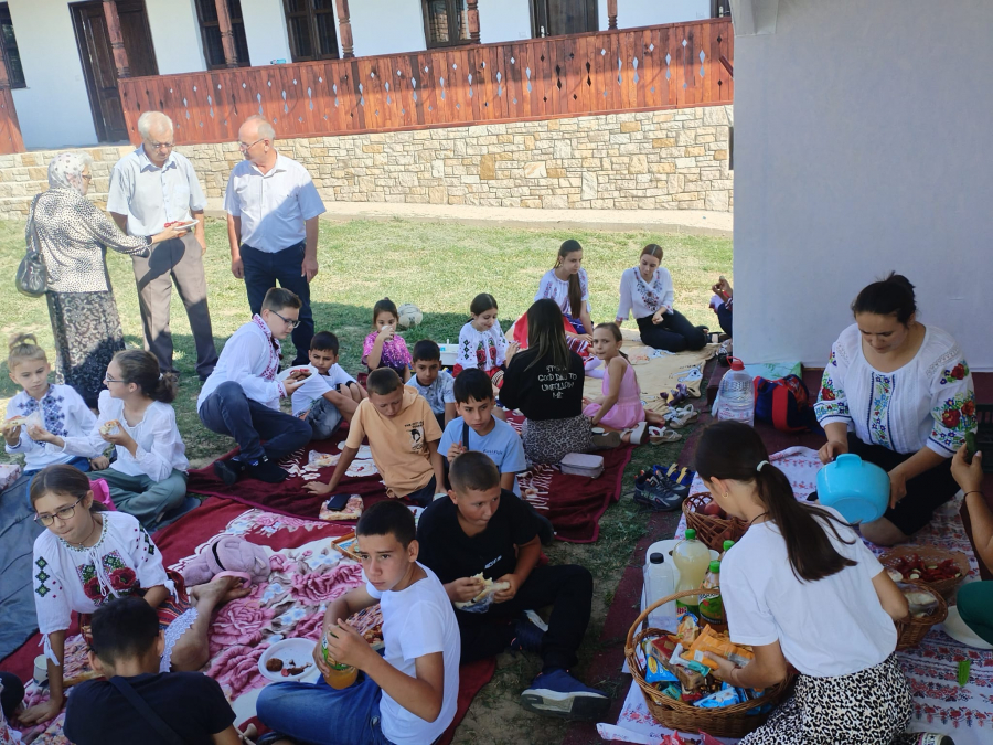 Zile de vacanţă pline de prietenie și bucurie la Smulţi