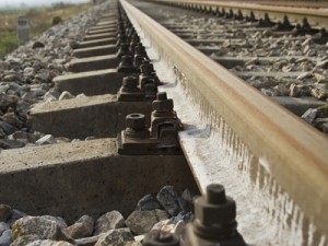 Circulaţia feroviară între Braşov şi Predeal este închisă pentru îndepărtarea copacilor căzuţi