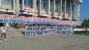 Fanii Oţelului şi-au strigat „oful” într-un miting: &quot;Cât timp noi vom trăi/ Oţelul nu va muri&quot;