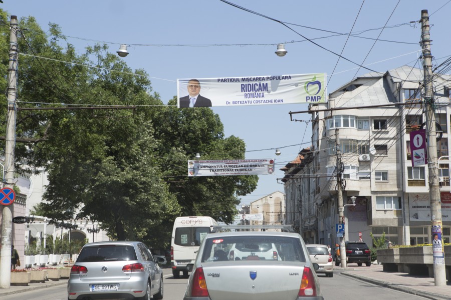 Partidele, obligate să-şi dea jos AFIŞELE ELECTORALE/ Primăria ameninţă cu AMENZI