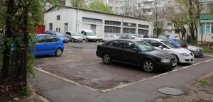 Chiar şi înainte de prânz, în zi lucrătoare, cu greu mai poţi găsi un loc în care să-ţi laşi maşină