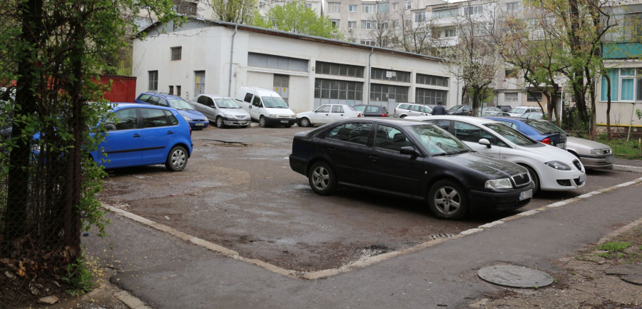 Locurile de parcare, la mare preţ în Micro 13 - un cartier sufocat de maşini şi garaje (FOTO)