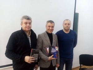 Octavian D. Țâcu, între profesorii universitari Arthur Tuluș și George Enache.