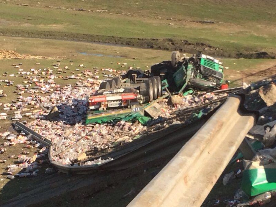 Accident grav la Piscu din cauza neatenţiei. Un TIR cu băuturi s-a răsturnat într-o depăşire