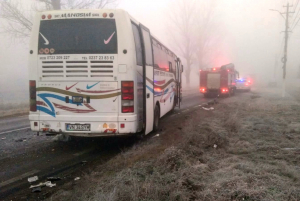 UPDATE Grav accident rutier între un autobuz plin cu muncitori și un camion (VIDEO)