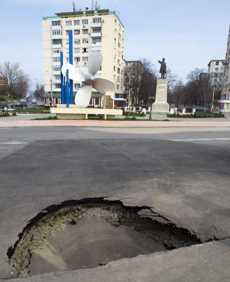 FOTO / „Falezogaura” revine în forţă la Elice. Strada s-a surpat din nou, deşi reparaţiile au înghiţit sume exorbitante