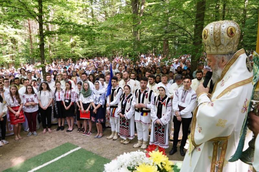 Întâlnire cu tinerețea la Mănăstirea „Sfânta Treime” din Buciumeni. Peste o mie de suflete, în „Catedrala cu vitralii foșnitoare”