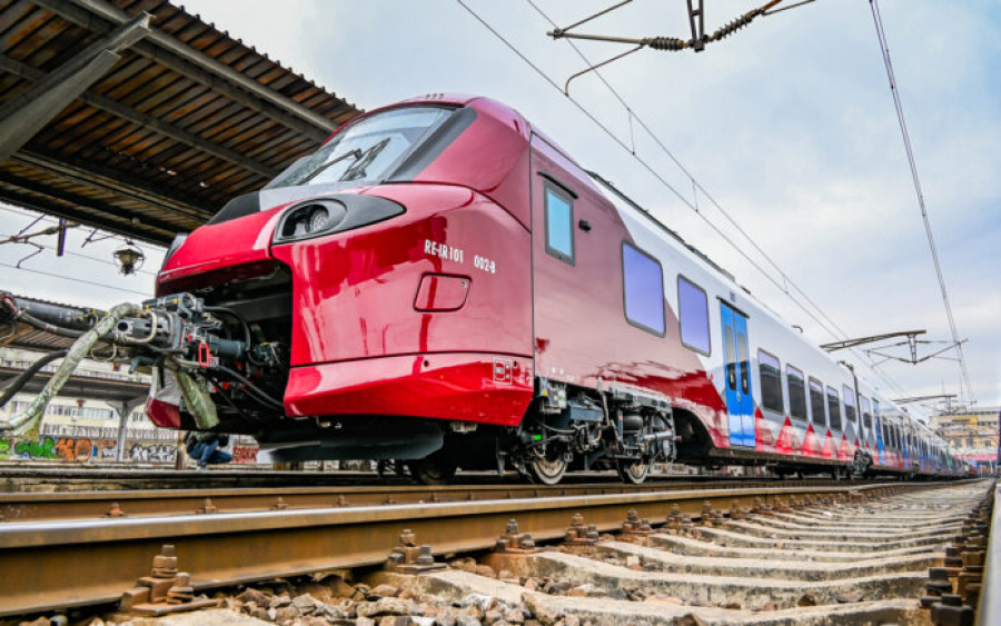 Primul tren nou a primit „botezul iernii” pe ruta București - Brașov