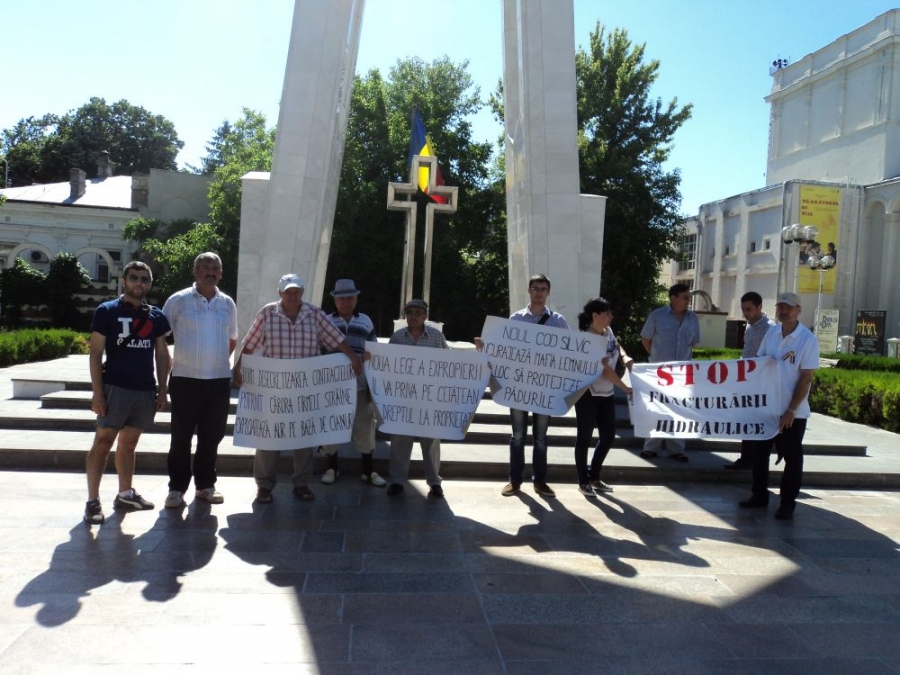 UPDATE - PROTEST în faţa Prefecturii din Galaţi: Manifestanţii, forţaţi să RENUNŢE LA MARŞUL PROGRAMAT