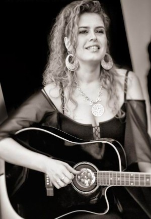 Maria Magdalena Dănăilă şi chitara ei: „Prima piesă am compus-o datorită lui Nicu Alifantis”