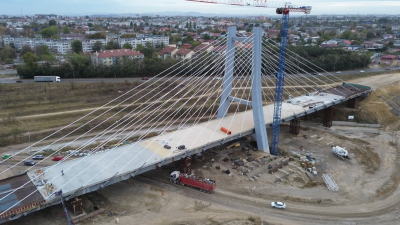 Suprastructura din beton a podului hobanat de pe 