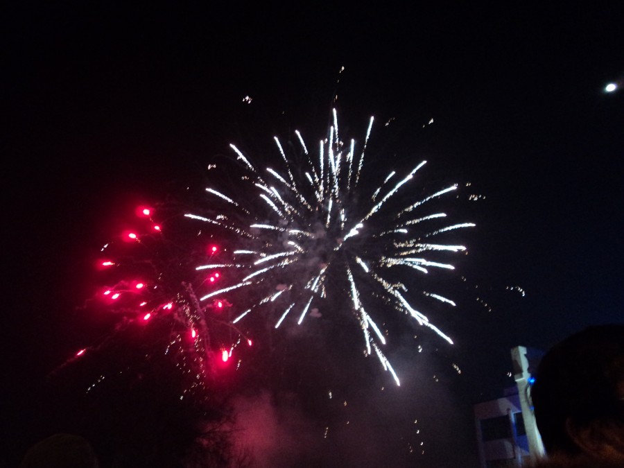 Mii de gălăţeni au petrecut revelionul în aer liber: Un spectaculos foc de artificii pe muzică a marcat intrarea în 2013 (VIDEO)