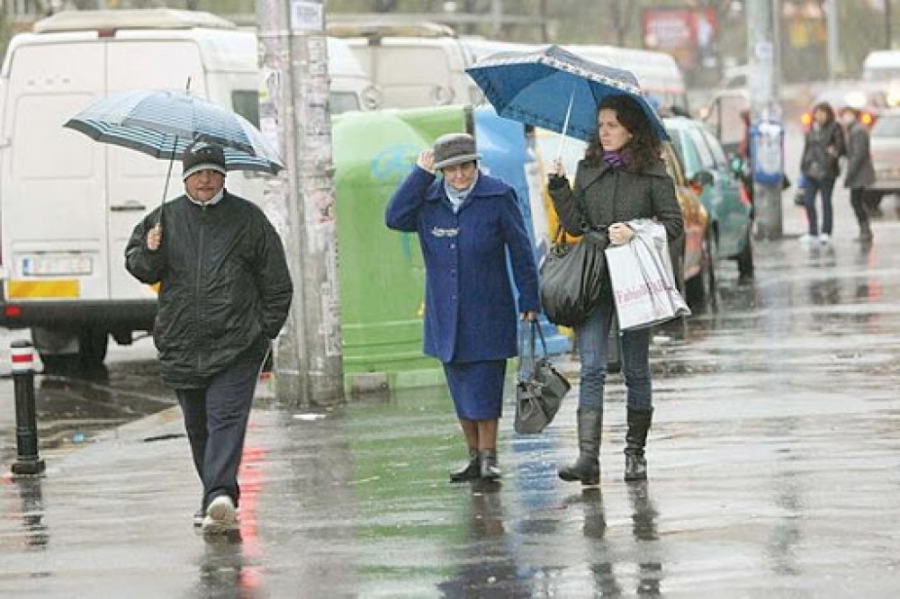 Ploi și vijelii în toată ţara, începând de marţi