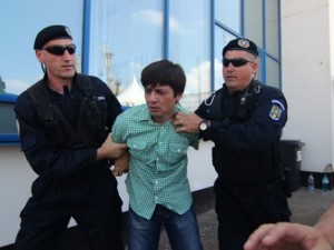 Bărbatul care l-a SCUIPAT pe preşedintele Băsescu a încercat să se SINUCIDĂ de faţă cu POLIŢIŞTII