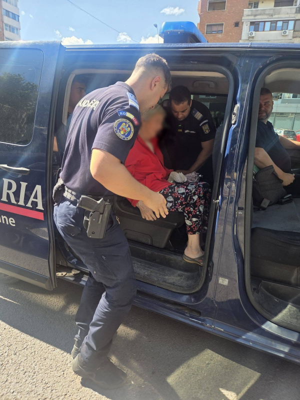 Jandarmii gălățeni au readus acasă o bătrână care se rătăcise în oraș