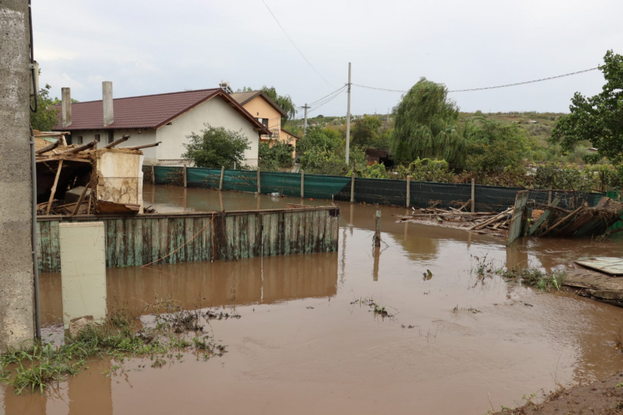 Cod portocaliu de ploi torențiale în această noapte în județul Galați