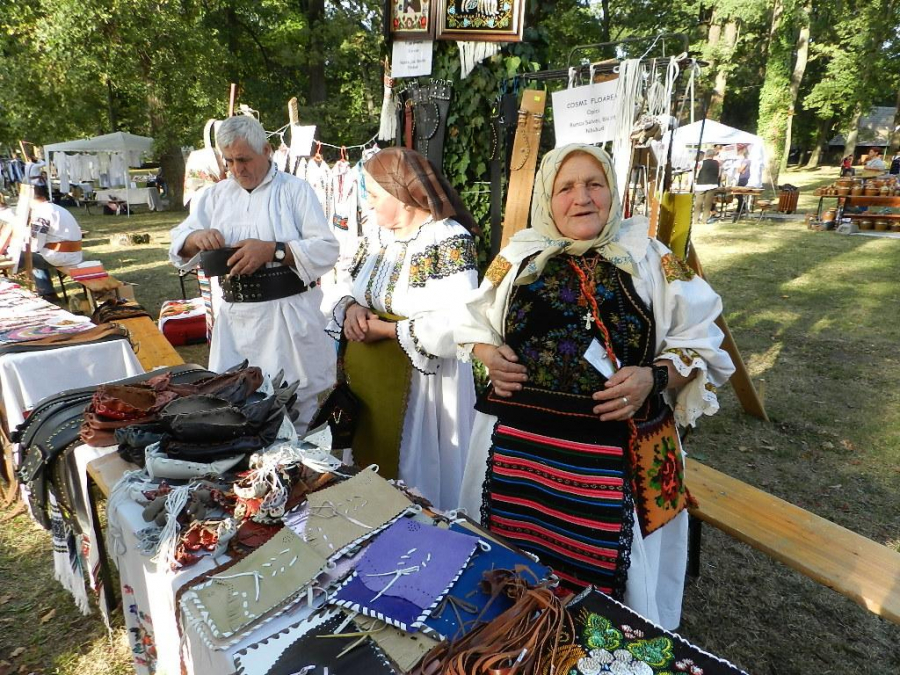 Târgul meşterilor populari şi Festivalul iei, la Grădina Botanică