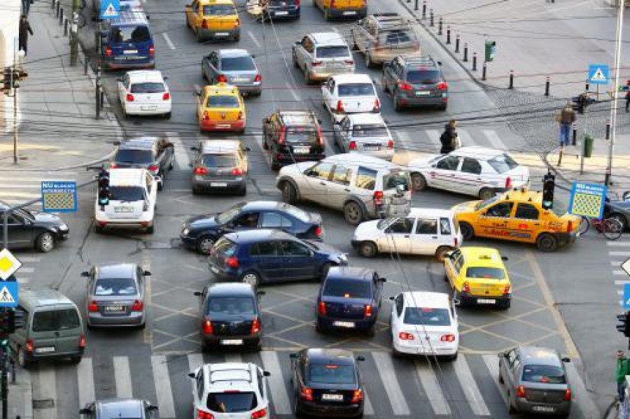 Neştiutorii de carte au undă verde, în continuare, să CONDUCĂ pe drumurile publice