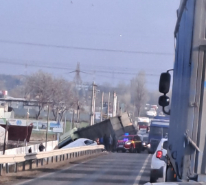 UPDATE: Un șofer a scăpat tirul pe contrasens la Șendreni. Un bărbat este în stare foarte gravă (FOTO)