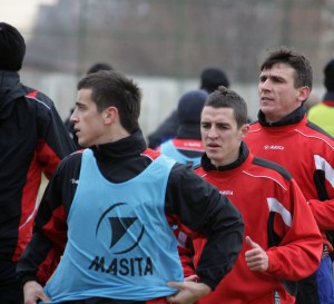 Alexandar Djokovici (primul din rând) şi Vali Munteanu (al doilea) îşi doresc să prindă un contract cu Oţelul, campioana României