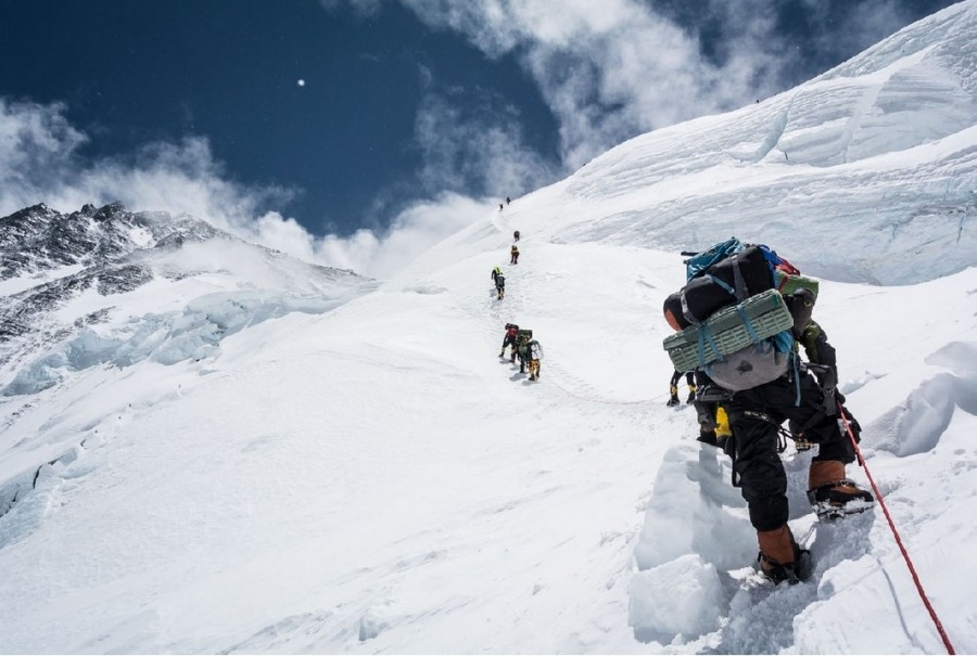 A fi în viaţă este EVERESTUL SUPREM! Alpiniştii români au coborât de la 8.650 de metri