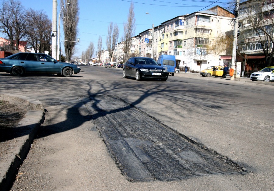Testul nervilor, la intrarea în Tecuci. Groapă, groapă şi iar groapă