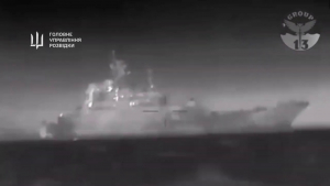 (VIDEO ) Marina militară a Rusiei, lovită din nou în Marea Neagră. Navă rusească de debarcare, distrusă de ucraineni