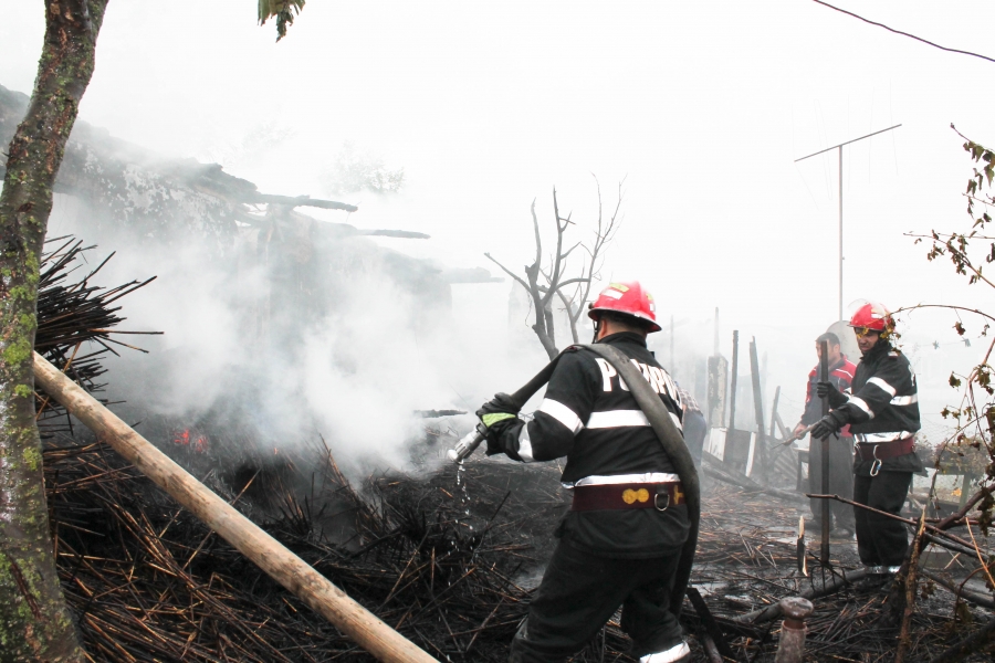 PRĂPĂD în judeţul Galaţi: cinci incendii şi pagube imense