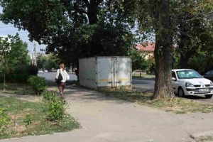 Un container &quot;uitat&quot; obturează vizibilitatea şoferilor, de aproape un an