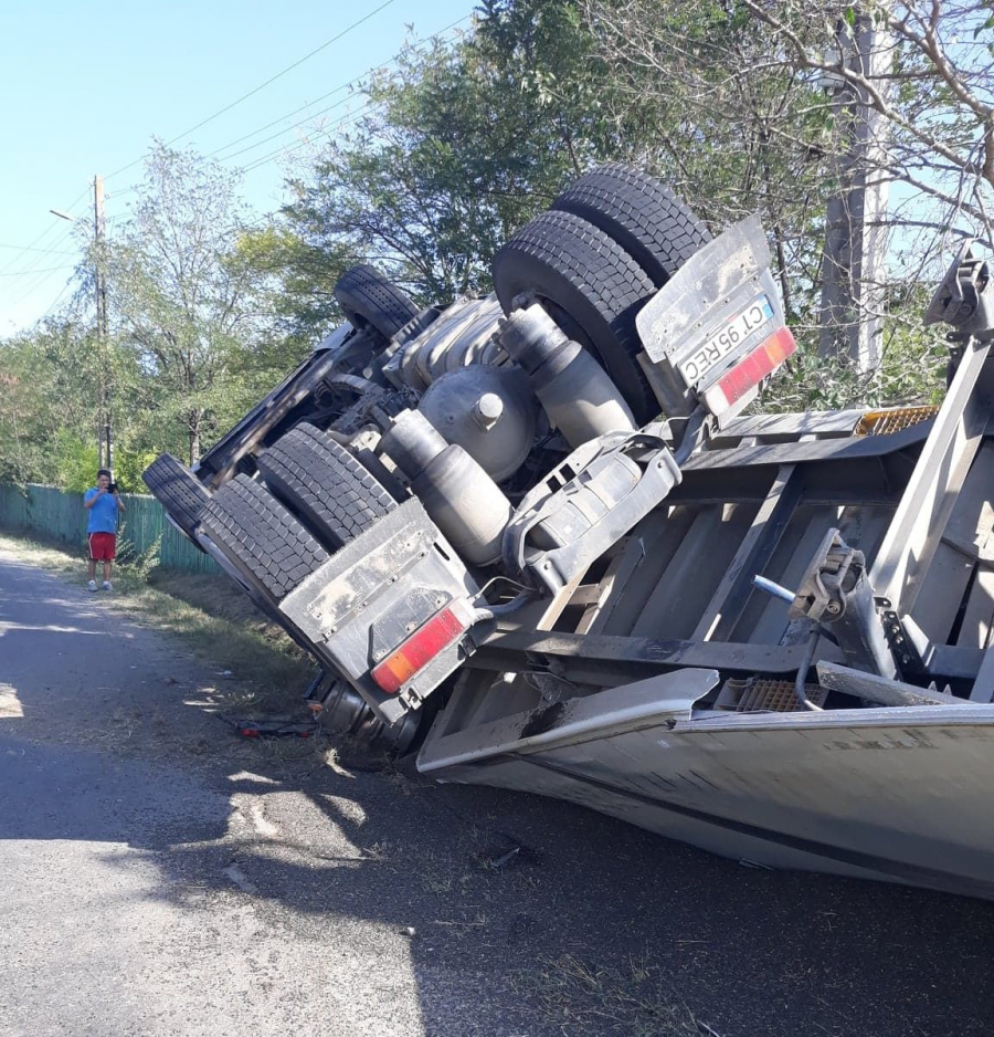 ACCIDENT | Un TIR cu seminţe de floarea soarelui s-a răsturnat