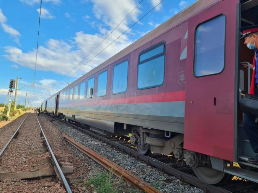 Tren Galați - București, blocat în câmp